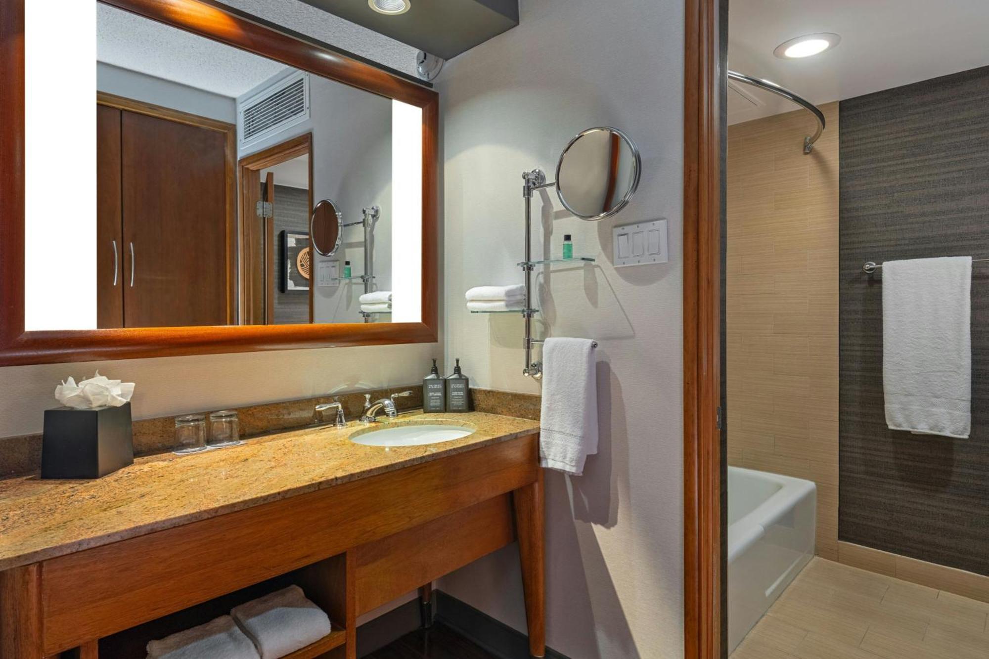 Club lounge access, 1 Bedroom Junior Suite, 1 King, Sofa bed